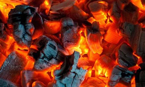 Dùng than củi để sưởi ấm, chị tử vong, em nguy kịch