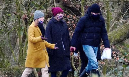 Taylor Swift tay trong tay với Joe Alwyn và có cả mẹ bạn trai bên cạnh, phải chăng đã được chấp nhận làm 'con dâu tương lai'?  