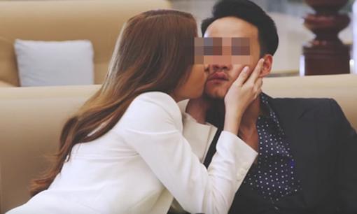 Chuốc bạn trai say rồi dụ dỗ lên giường một cách thuần thục, cô gái bị chửi 'giống như làm gái'