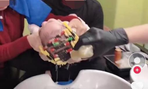 Bé 1 tuổi gào khóc thảm thiết khi bị 'đè' ra uốn tóc ở tiệm, dân mạng bày tỏ phẫn nộ