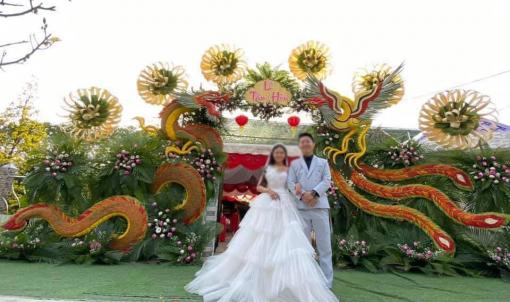 Cổng đám cưới bằng lá dừa 'siêu to khổng lồ' cực độc mà đẹp tại miền Tây
