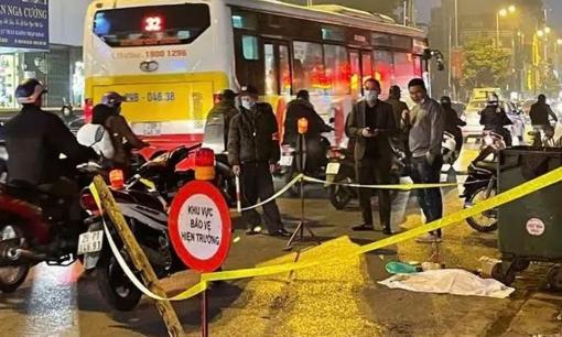 Bàng hoàng phát hiện thai nhi trong chiếc túi đen bị ô tô cán qua ở Hà Nội
