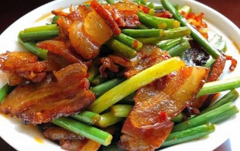 Khi làm món thịt ba chỉ xào ngồng tỏi, bạn đừng quên cho 'nguyên liệu này', nếu không thịt ba chỉ sẽ không thơm và ngồng tỏi cũng không được xanh! 