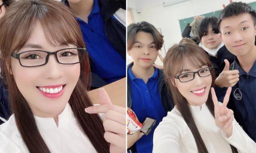 Âu Hà My check-in cùng các sinh viên trên giảng đường, minh chứng vẫn được học trò yêu quý sau ồn ào 