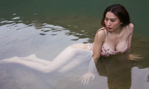 DJ Oxy diện bikini mỏng tang, khoe dáng nóng bỏng bất chấp thời tiết buốt lạnh 14 độ