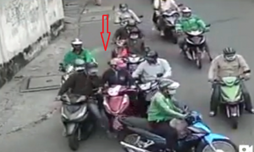 Người phụ nữ bị nhóm đối tượng vây xe, dàn cảnh trộm tài sản trên phố gây phẫn nộ