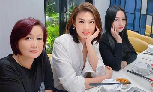 Đào Bá Lộc khoe ảnh gia đình, được khen đẹp vượt trội hơn cả mẹ và em: 'Nhà toàn Hoa hậu, Hoa khôi'