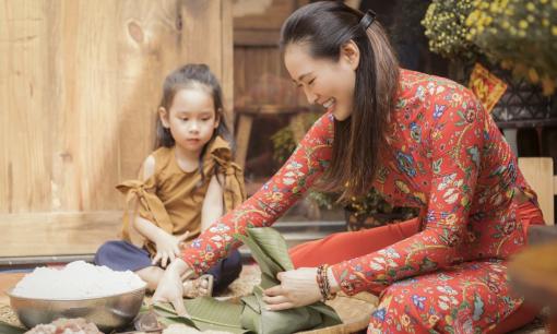 Vương Thu Phương cùng mẹ gói bánh chưng ngày Tết