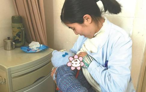 Con dâu cho con bú, bố chồng tiến tới trêu cháu... và lời nói của mẹ chồng khiến con dâu suy sụp