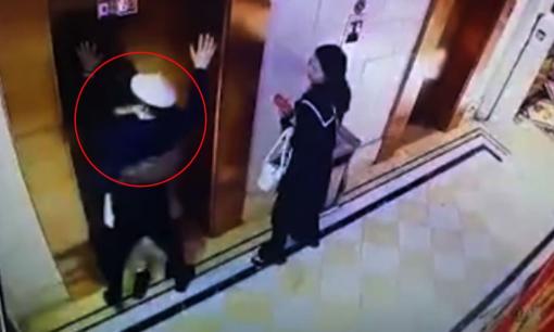 Gặp trai đẹp ngay cửa thang máy, cô gái bỏ hết liêm sỉ lao tới cưỡng hôn