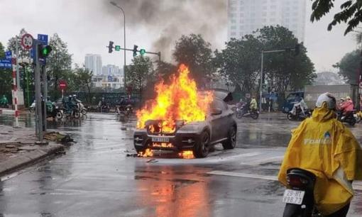 Xe sang BMW bất ngờ bốc cháy ngùn ngụt giữa phố Hà Nội trưa 28 Tết