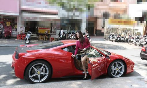 'Khăn gói quả mướp' phi xe máy về quê ăn Tết, anh chàng vô tình gặp bạn gái cũ bước xuống từ xe sang, chia sẻ sau đó bị dân mạng chỉ trích