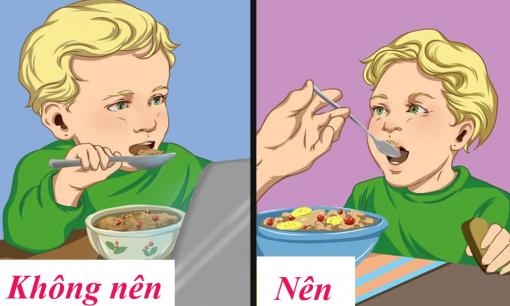 Tại sao cả người lớn và trẻ nhỏ đều không nên vừa nhìn màn hình vừa ăn? 