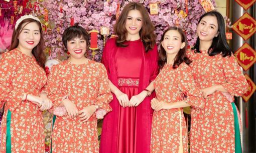 Tập đoàn bảo vệ Long Hoàng của Hoa hậu Bùi Thị Hà lì xì 'khủng' cho nhân viên ngày đầu khai trương