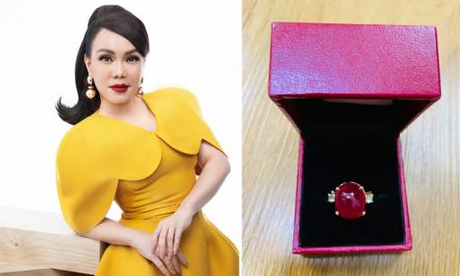 Việt Hương được fan ở Cần Thơ tặng nhẫn khủng