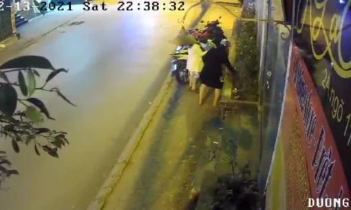 2 'quý bà' đi chơi Tết vẫn tranh thủ trộm hoa trước cửa nhà dân gây bức xúc