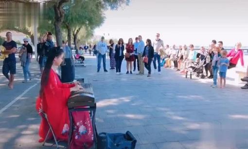 'Tiên nữ hạ phàm' đánh đàn trên bờ biển nước Pháp khiến người dân kinh ngạc