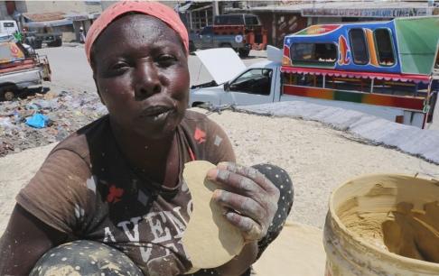 Ở quốc đảo Caribe nhỏ bé này, người dân nghèo đến mức chỉ có thể ăn đất và thậm chí không biết ăn cơm là như thế nào