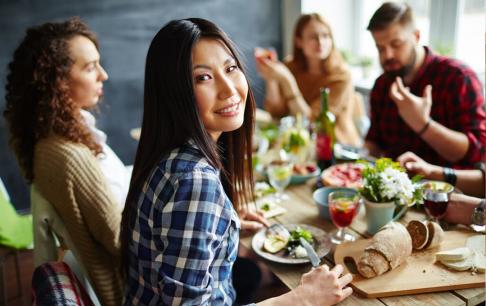 Điểm danh 6 nghi thức ăn uống kỳ lạ trên thế giới: một số ăn tối muộn, một số đánh rắm sau bữa ăn để bày tỏ sự hài lòng