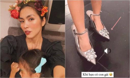 Tăng Thanh Hà bật cười khi thấy con gái cưng điệu đà ướm thử vào giày cao gót của mẹ và muốn trang điểm