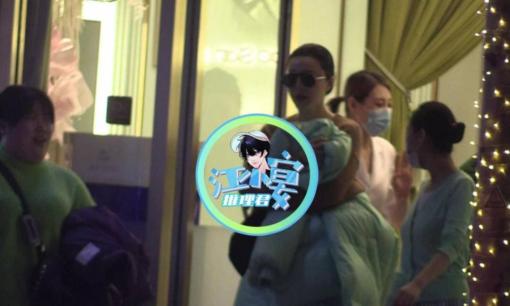 Phạm Băng Băng lấy áo khoác che bụng sau vụ lộ vòng hai to như bầu 6 tháng 