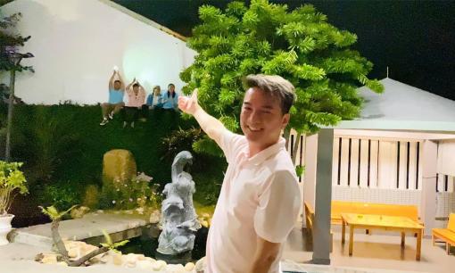 Đang hát chơi với bạn bè, Đàm Vĩnh Hưng bất ngờ khi fan 'leo tường' ngồi xem  