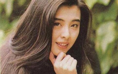 Một người phụ nữ có 5 'nét' này trên khuôn mặt, càng già càng trẻ ra