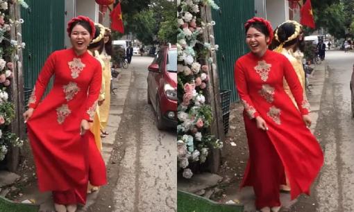 Cô dâu U30 hét lên sung sướng: 'Bố mẹ ơi con lấy được chồng rồi' khiến cả rạp bật cười