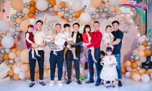 Quế Ngọc Hải cùng dàn cầu thủ nổi tiếng dự lễ thôi nôi của con trai Trọng Hoàng