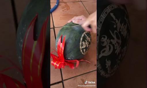 Cô gái gây tranh cãi khi bổ quả dưa hấu chưng Tết cả tháng mà vẫn tươi ngon 