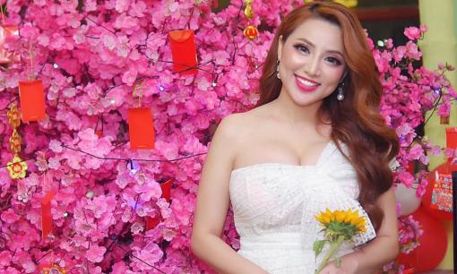 Hoa hậu Jenny Tuyến khoe vẻ đẹp gợi cảm ra mắt thương hiệu bia Bố Già