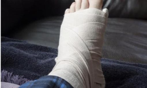 Học theo trên mạng đụng trúng trai đẹp để có người yêu, ai ngờ cô gái gãy chân còn phải đền bù 5 triệu