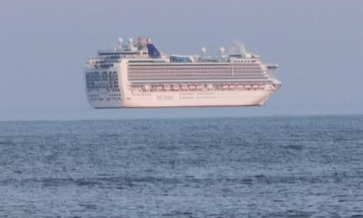 Con tàu khổng lồ 'lơ lửng trên bầu trời' gây sốt mạng xã hội