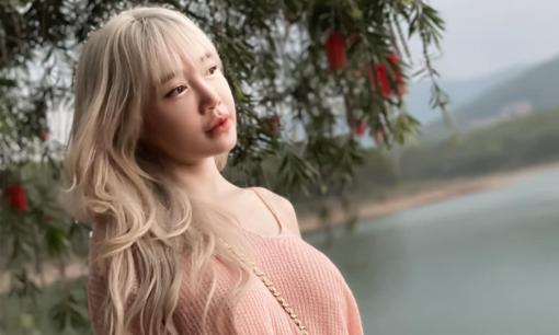 'Gái hai con' Elly Trần đẹp ma mị, khác lạ khi nhuộm tóc màu bạch kim 