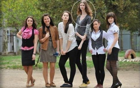 Cô gái Ukraina chân dài, cổ dài vì bệnh tật, nhưng khi bức ảnh được truyền sang Nhật Bản, cô lại được coi như một nữ thần