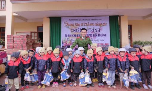 Viên Đình Long: Chàng sinh viên bán sách lên miền núi làm từ thiện