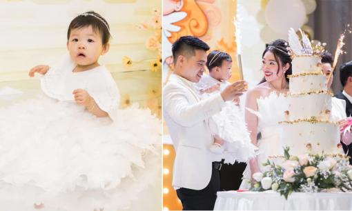 'Cô dâu đeo vàng trĩu cổ ở Nam Định' đăng full bộ ảnh trong tiệc thôi nôi con gái, ái nữ 'ngậm thìa vàng' từ bé cũng lộ rõ