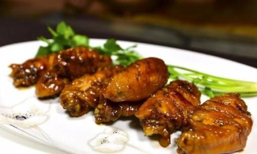 Khi làm món cánh gà om, bạn hãy thêm một bước nữa để cánh gà thơm ngon hơn và không còn mùi tanh