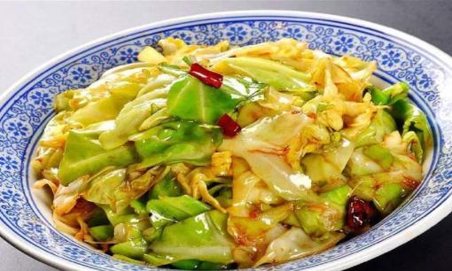 Tại sao món bắp cải xào của nhà hàng rất thơm và giòn mà mình lại không thể tự chế biến ngon được, đầu bếp: 'Mấu chốt là ở bước này'