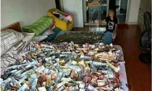 Tậu giường cũ ngoài chợ làm giường tân hôn, ai ngờ về nhà giường bị vỡ một góc lộ ra điều cực sốc bên trong