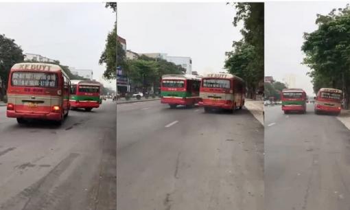  2 xe buýt chơi trò 'mèo vờn chuột' trên phố khiến người đi đường thất kinh