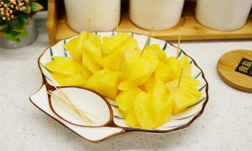 Tại sao quả dứa ăn thường bị rát lưỡi? Ngâm nước muối thôi chưa đủ, dạy bạn cách ăn chính xác, dứa ngọt như mật 