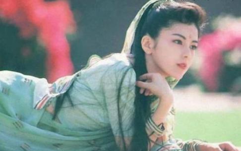 Cô đẹp 'không chê vào đâu được' và làm khuynh đảo làng giải trí Nhật Bản, hiện 56 tuổi vẫn độc thân