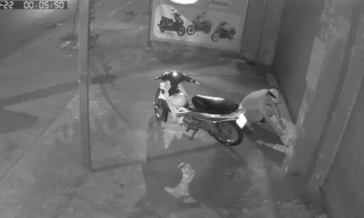 Nhậu say rồi dựng xe nằm ngủ trước cửa nhà, nam thanh niên bị kẻ gian 'lột sạch'