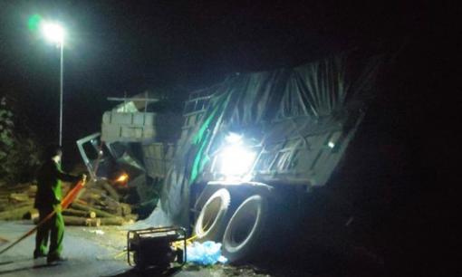 Xe tải mất lái tông vào taluy đường khiến 7 nữ giới tử vong