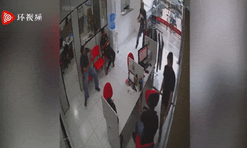 Thót tim khoảnh khắc tên cướp vừa giơ súng thì một khách hàng cũng rút súng bắn lại như phim