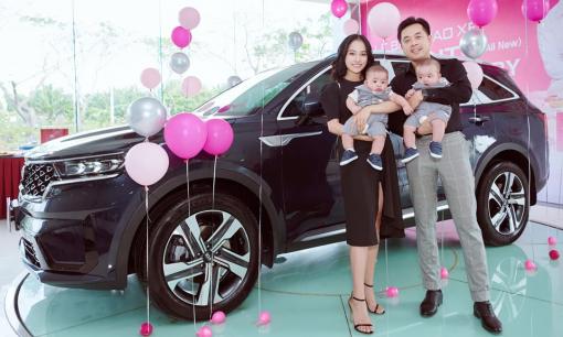 Vợ chồng Dương Khắc Linh tậu xe tiền tỷ