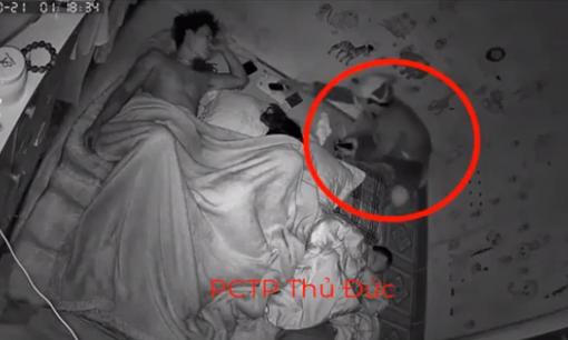 Tên trộm táo tợn, mò vào tận giường của 2 vợ chồng và con nhỏ đang ngủ để trộm tài sản