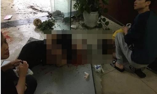 Thủng trần tòa nhà chung cư ở Hà Nội, đôi nam nữ rơi xuống đất nguy kịch