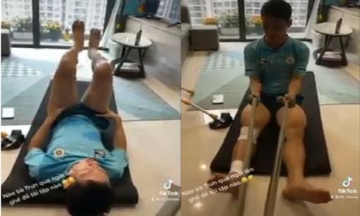 Phải nằm nhà tập phục hồi, Hùng Dũng vẫn bị bà xã bóc phốt 'chỉ lo cho cái cơ bụng 6 múi'